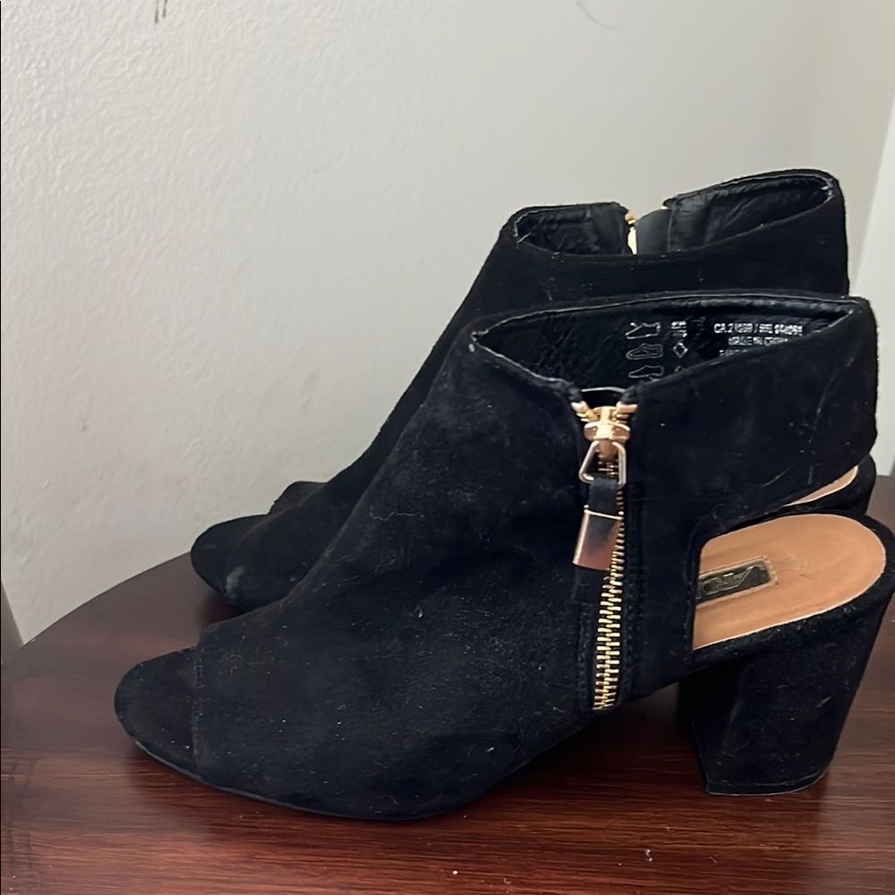 Elegant Black Women's Peep-Toe Heels with gold tone zipper size 9.